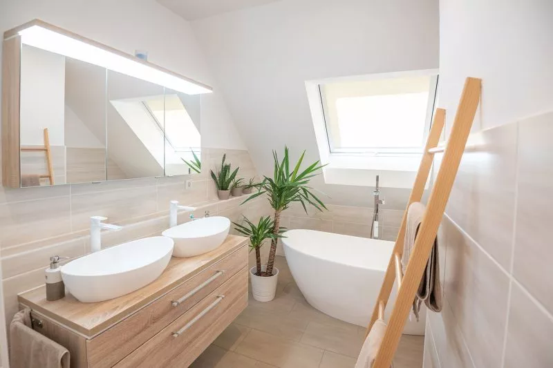 kleines Bad, Holz-Natur und Badewanne in Nische